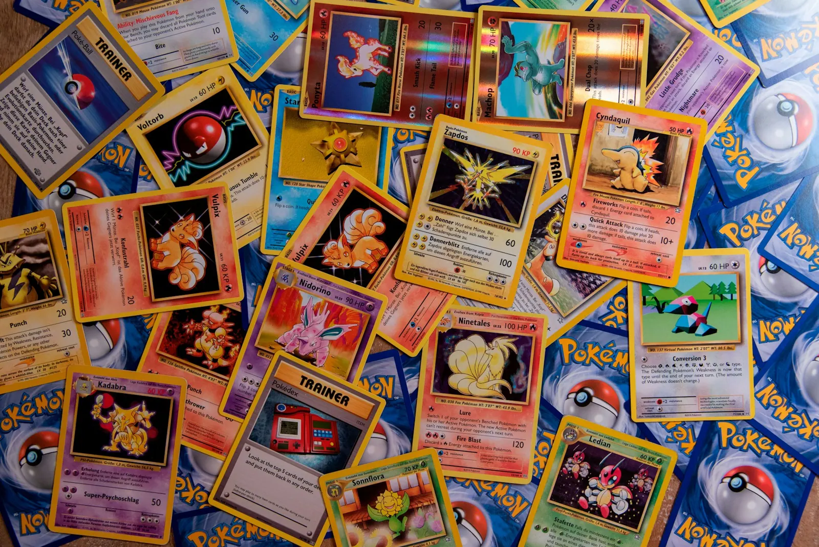 Pila de cartas coleccionables de Pokémon TCG y Magic en inglés